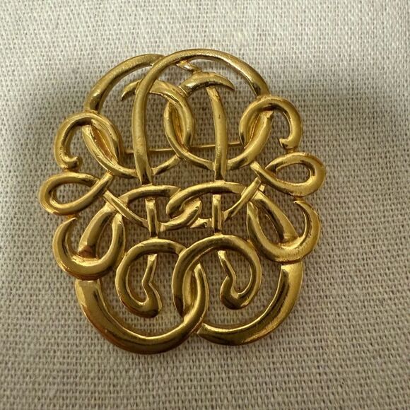Vintage Avon Gold tone Abstract Swirl Victorian Brooch/Pendant. - Picture 1 of 5